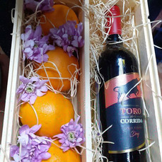 Ящик с вином и апельсинами
